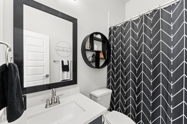 full bathroom with toilet, a shower with curtain, and vanity