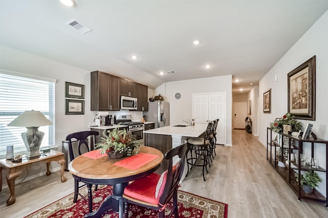 dining room with visible vents, recessed lighting, baseboards, and light wood-type flooring
