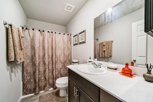 full bath featuring vanity, a shower with curtain, toilet, and visible vents