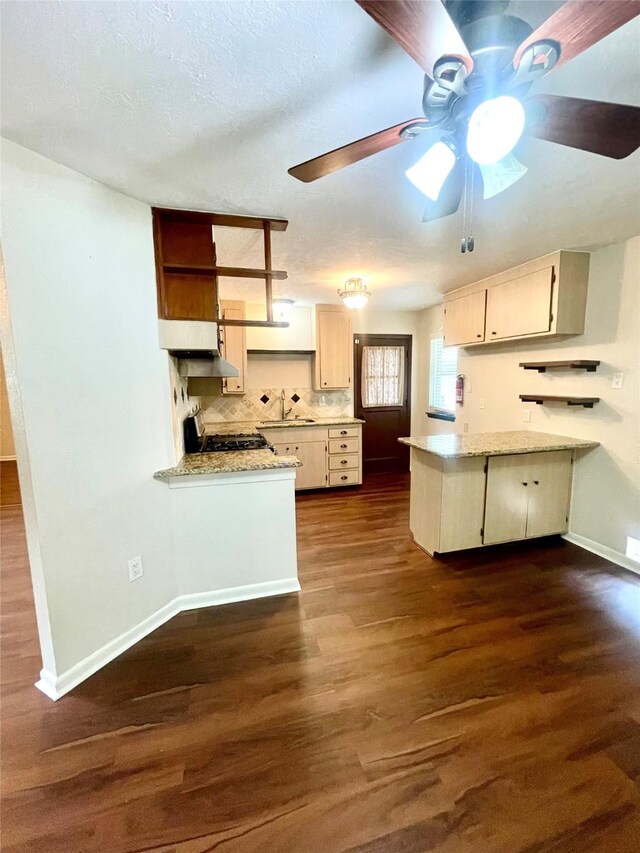 kitchen featuring decorative backsplash, a peninsula, baseboards, ceiling fan, and dark wood-style floors