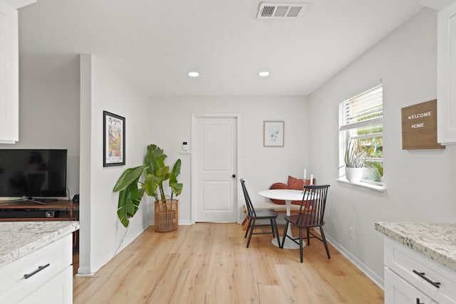 dining area with visible vents, recessed lighting, light wood-style floors, and baseboards
