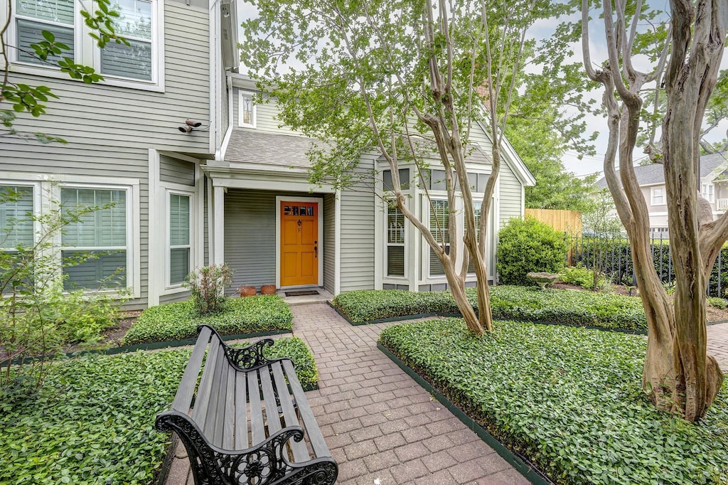 849 Harvard St Unit F, Houston, TX 77007 - doorway to property with fence