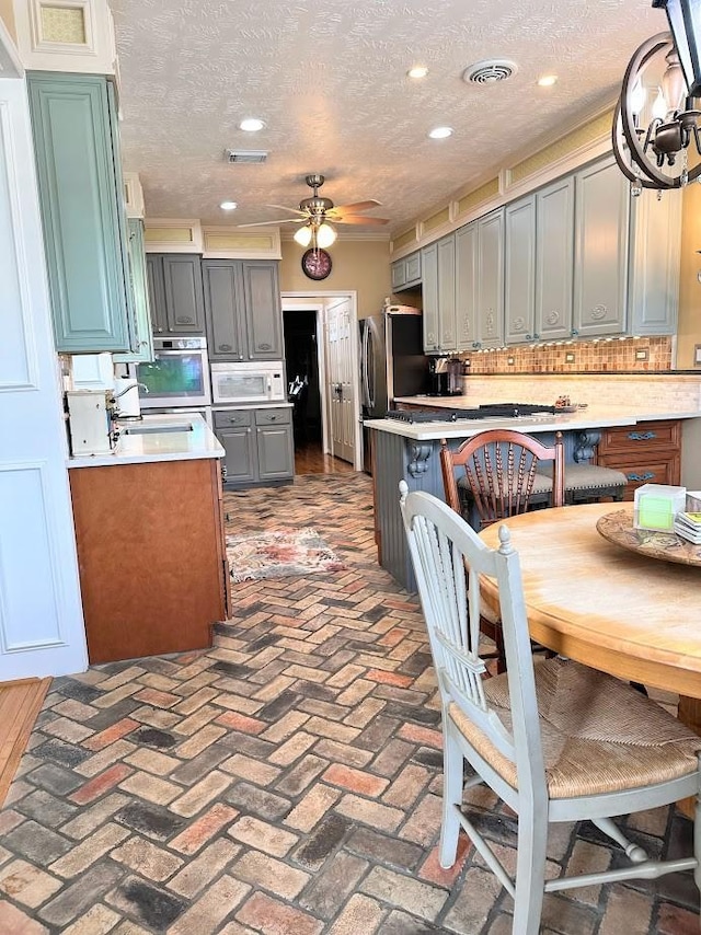 kitchen with visible vents, freestanding refrigerator, ceiling fan, recessed lighting, and gray cabinets