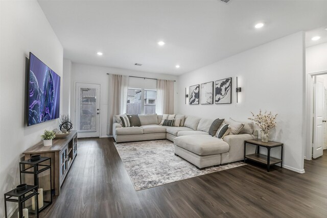 living room featuring recessed lighting, baseboards, dark wood finished floors, and visible vents