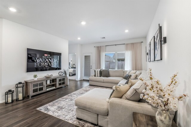 living room featuring recessed lighting, baseboards, dark wood-style floors, and visible vents