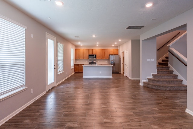 kitchen featuring visible vents, appliances with stainless steel finishes, baseboards, open floor plan, and recessed lighting