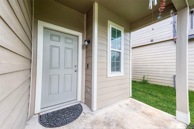 doorway to property with covered porch