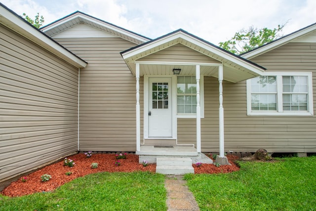 property entrance featuring a yard