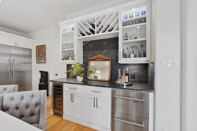 919 Worthshire St, Houston, TX 77008 - indoor dry bar featuring beverage cooler, built in refrigerator, light wood-style floors, and tasteful backsplash
