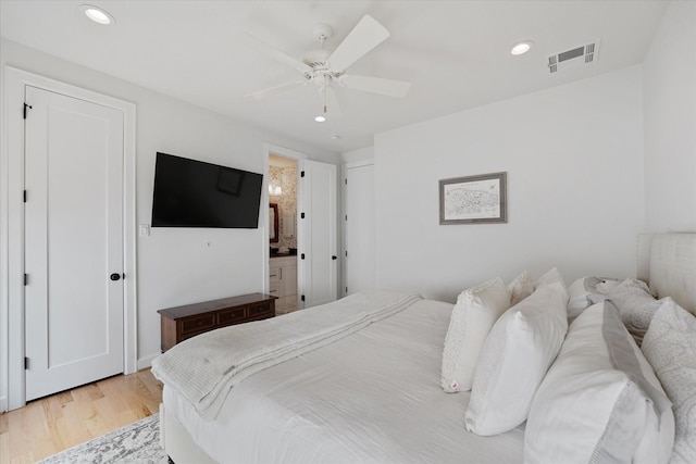 919 Worthshire St, Houston, TX 77008 - bedroom featuring light wood-type flooring, recessed lighting, ensuite bath, and a ceiling fan