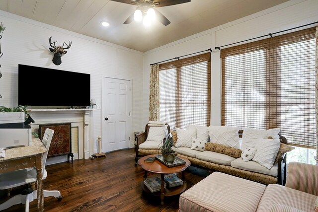 living area featuring recessed lighting, a ceiling fan, a fireplace, and hardwood / wood-style floors