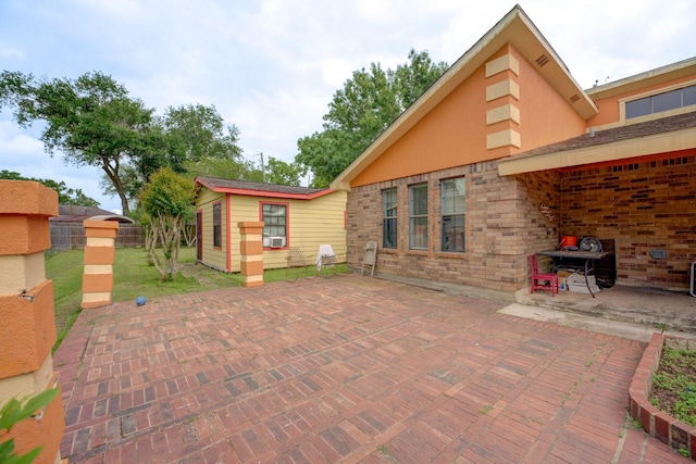 316 Hickman Ln, Angleton, TX 77515 - view of patio featuring fence