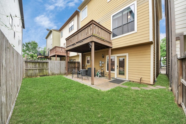 5341 Nolda St Unit E, Houston, TX 77007 - rear view of house with a yard, a fenced backyard, and a patio