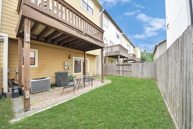 5341 Nolda St Unit E, Houston, TX 77007 - view of yard featuring a fenced backyard, a patio, and central AC