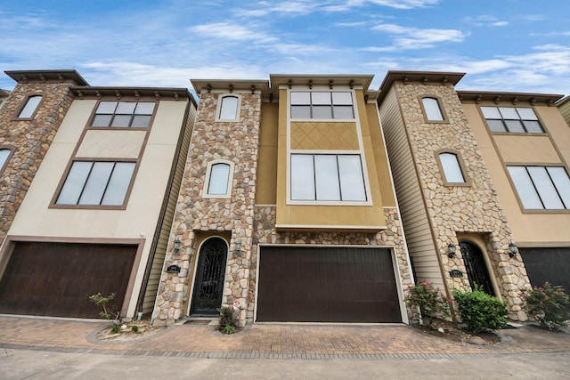 5341 Nolda St Unit E, Houston, TX 77007 - view of property featuring stucco siding and decorative driveway