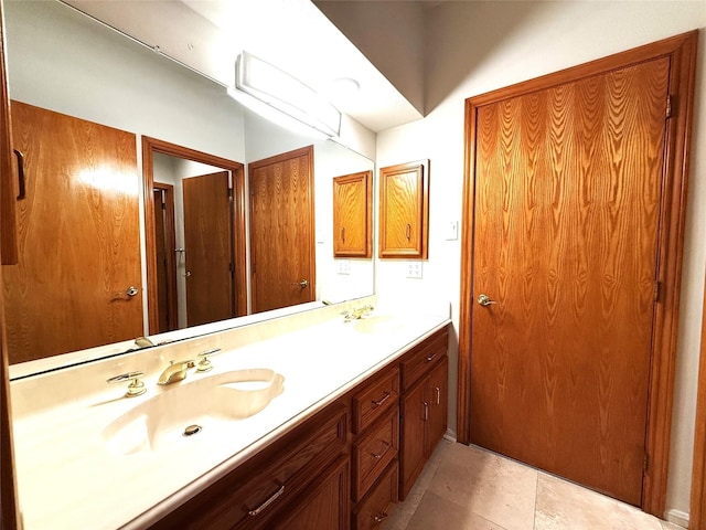 7110 W Mockingbird Ln, Pearland, TX 77584 - full bath featuring double vanity