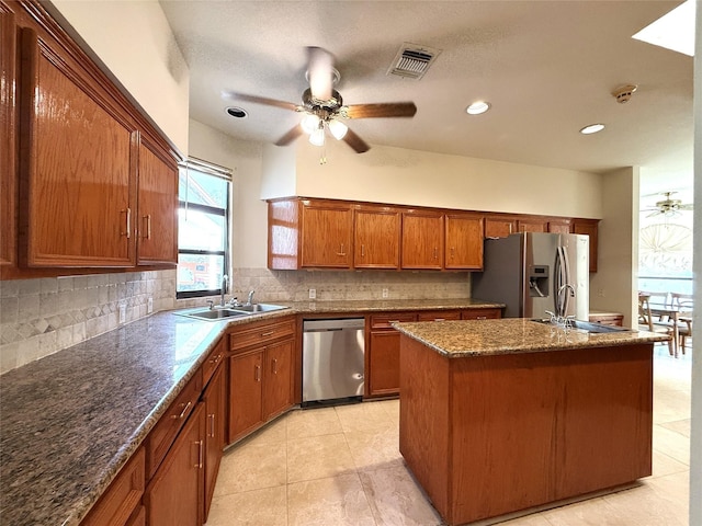 7110 W Mockingbird Ln, Pearland, TX 77584 - kitchen with stainless steel appliances, a sink, ceiling fan, tasteful backsplash, and recessed lighting