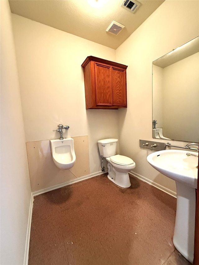 7110 W Mockingbird Ln, Pearland, TX 77584 - half bath featuring toilet, baseboards, and a sink