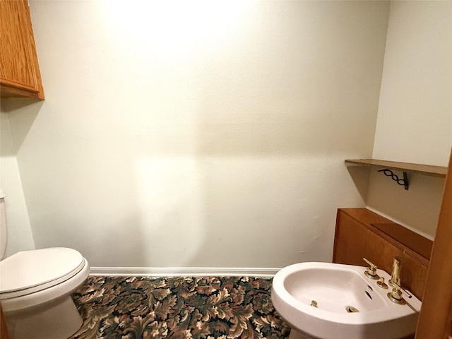 7110 W Mockingbird Ln, Pearland, TX 77584 - bathroom featuring a sink, a bidet, toilet, and baseboards