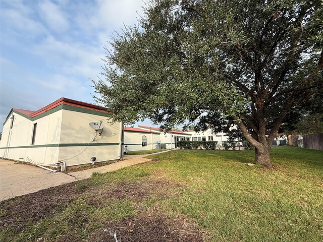 7110 W Mockingbird Ln, Pearland, TX 77584 - view of yard