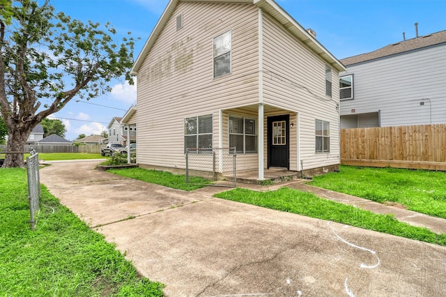 view of front facade featuring fence and a front lawn