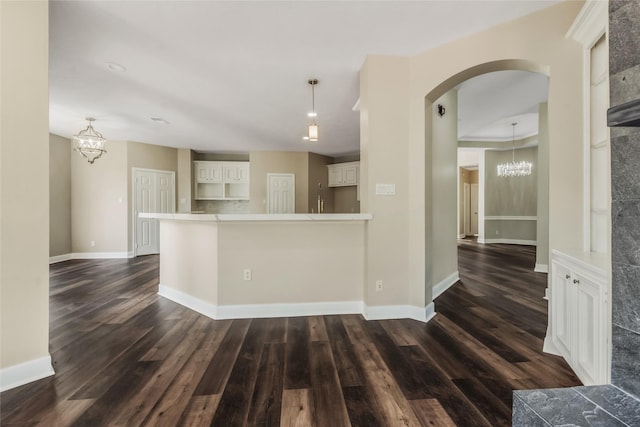 3515 Emerald Falls Ct, Houston, TX 77059 - kitchen with a chandelier, dark wood finished floors, arched walkways, and a peninsula