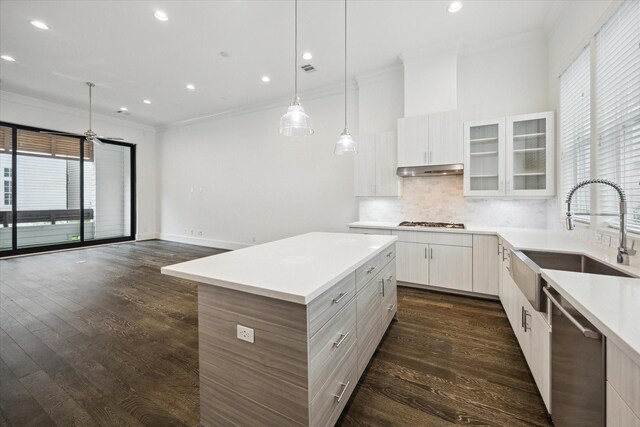 kitchen with crown molding, a sink, gas stovetop, and stainless steel dishwasher