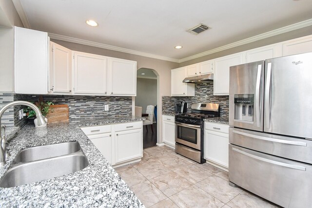 7318 River Garden Dr, Houston, TX 77095 - kitchen with decorative backsplash, visible vents, appliances with stainless steel finishes, a sink, and under cabinet range hood