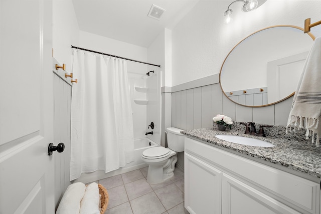 full bath with visible vents, shower / tub combo with curtain, wainscoting, vanity, and toilet