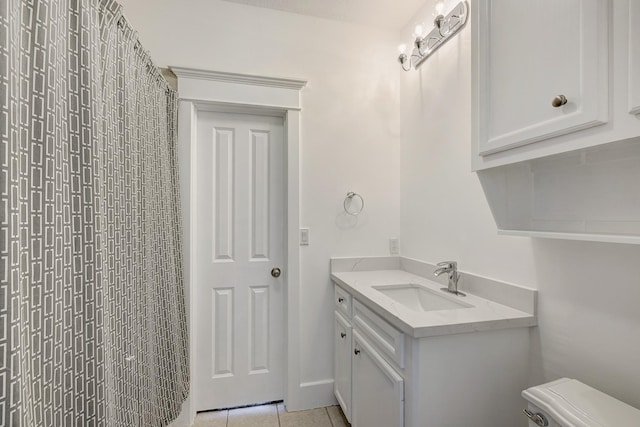 806 Waverly St, Houston, TX 77007 - full bathroom featuring tile patterned flooring, a shower with curtain, toilet, and vanity