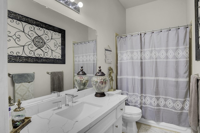 full bathroom featuring toilet, a shower with shower curtain, and vanity