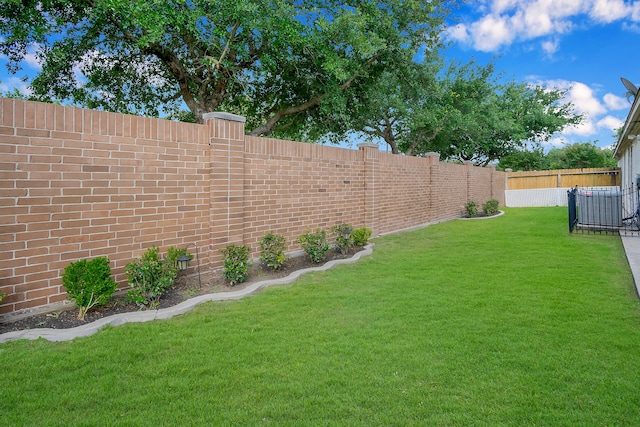 view of yard featuring a fenced backyard