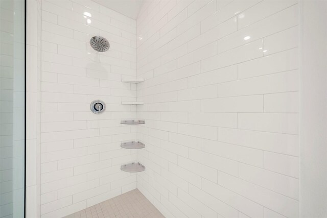 bathroom featuring tiled shower