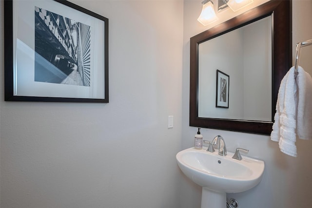 bathroom featuring a sink