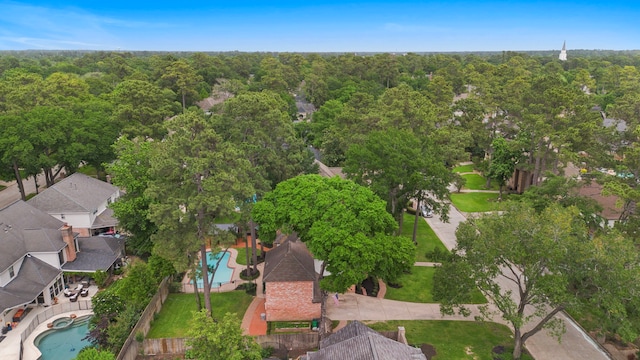 birds eye view of property featuring a forest view