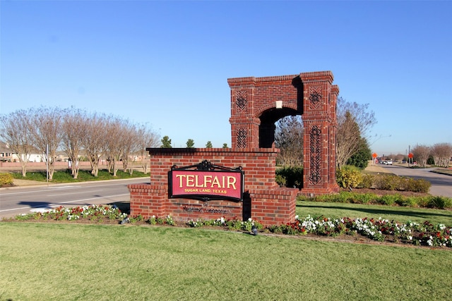 community sign with a yard