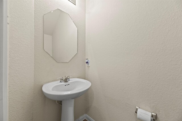 bathroom featuring a textured wall