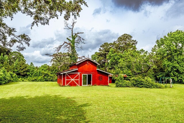 view of barn with a yard
