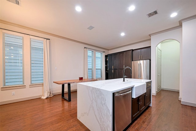 1224 Nelson Falls Ln, Houston, TX 77008 - kitchen with stainless steel appliances, a sink, arched walkways, dark wood-style floors, and recessed lighting