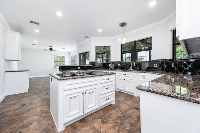 4703 Shadow Grass Dr, Katy, TX 77493 - kitchen featuring gas stovetop, healthy amount of natural light, ceiling fan, recessed lighting, and tasteful backsplash