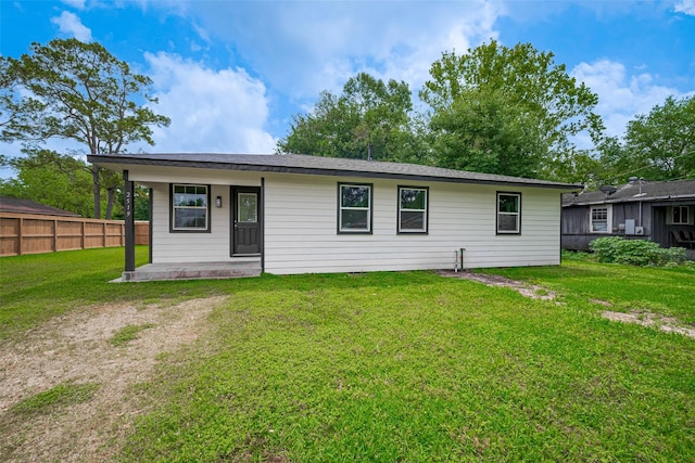 view of front facade featuring fence, a porch, and a front yard