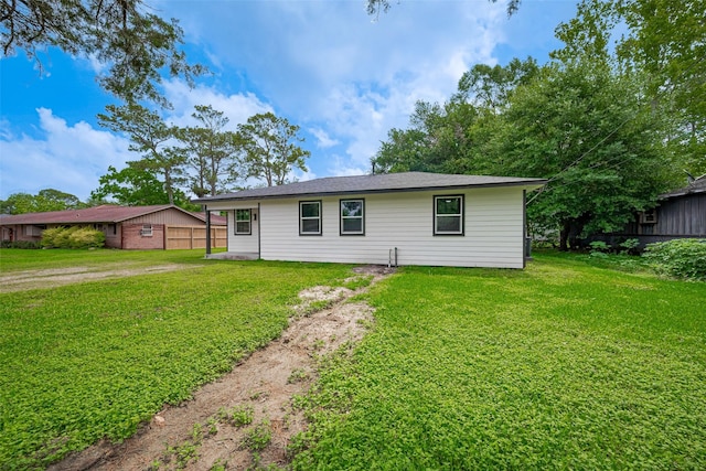 single story home featuring a front lawn