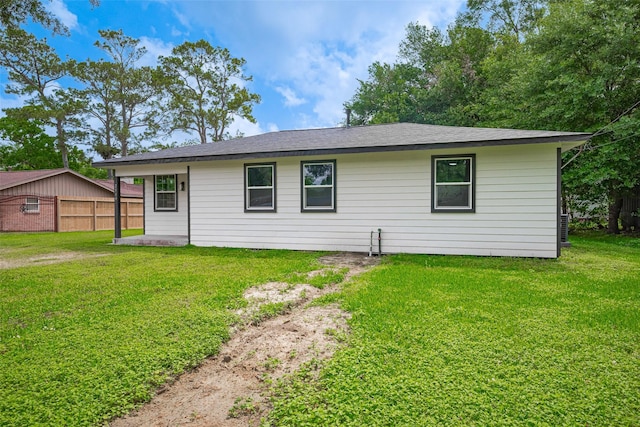 view of front of house featuring fence and a front yard