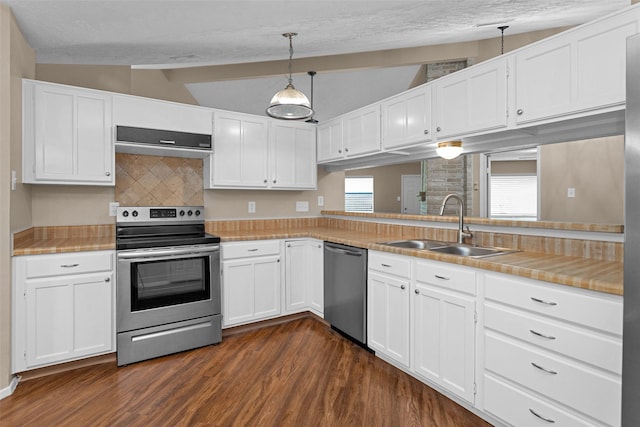 4807 Bridgemont Ln, Spring, TX 77388 - kitchen featuring stainless steel appliances, a sink, range hood, dark wood-style floors, and tasteful backsplash