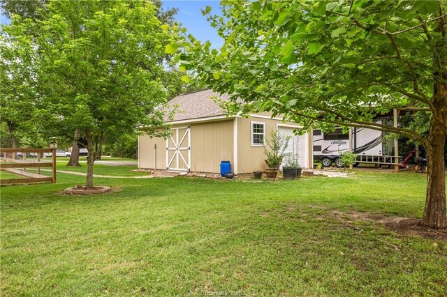 view of yard with an outbuilding
