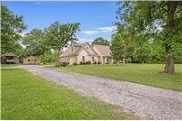 view of front of home featuring a front yard and a carport