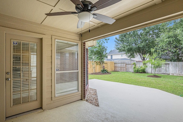 view of patio featuring a fenced backyard and ceiling fan