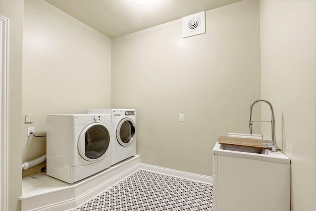 11958 White Oak Path, Conroe, TX 77385 - laundry area with washing machine and dryer and baseboards