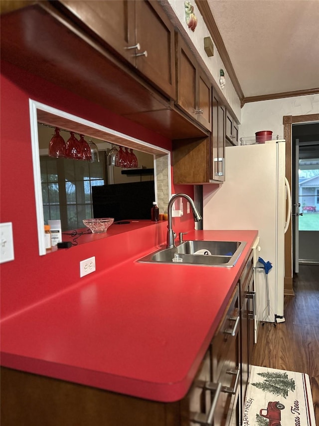 4060 Dubuque Pkwy, Rosharon, TX 77583 - kitchen featuring crown molding, a sink, dark wood finished floors, and freestanding refrigerator