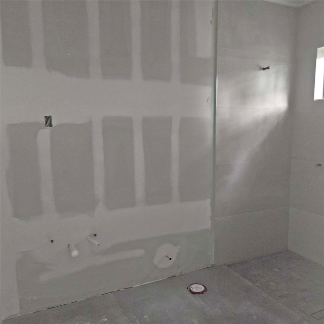 1014 Gardenia Dr, Houston, TX 77018 - full bath with tiled shower